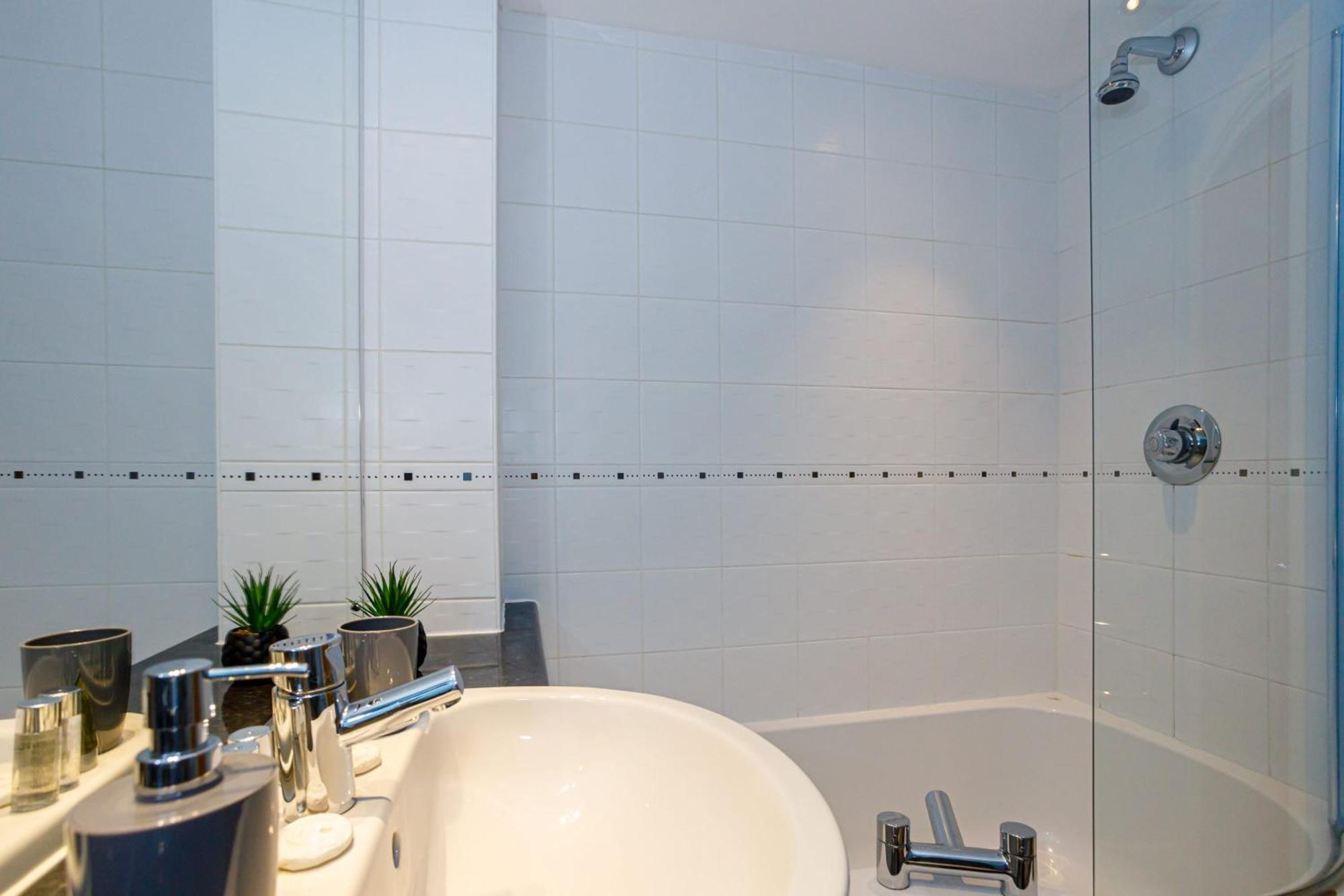 Lovely 2 Bed 2 Bathroom Appartamento *
