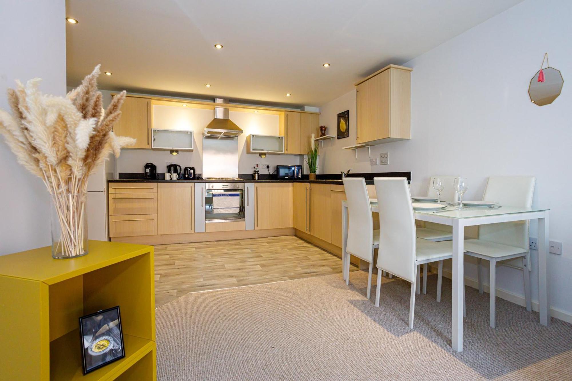 Lovely 2 Bed 2 Bathroom Appartamento *