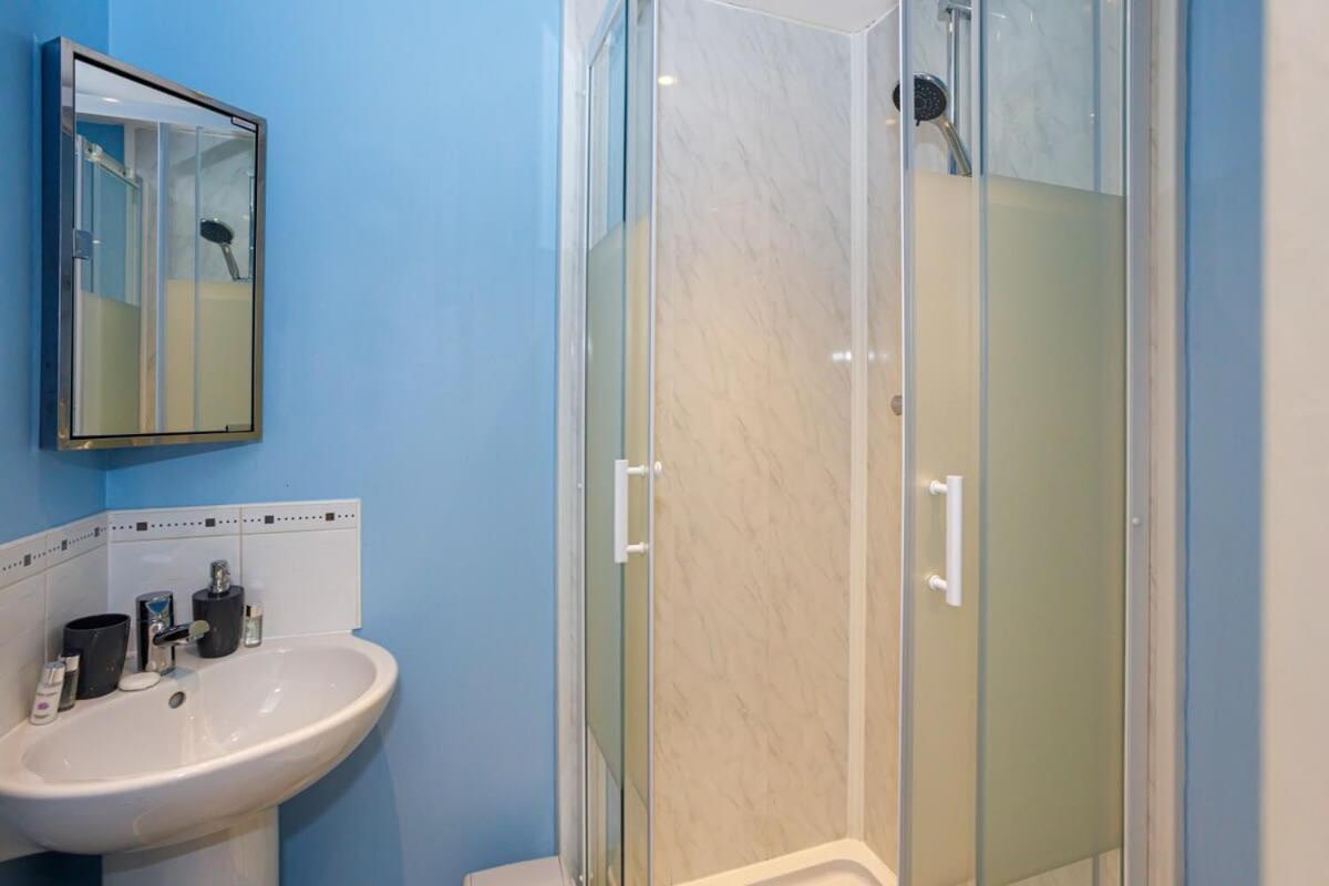 Lovely 2 Bed 2 Bathroom Appartement *