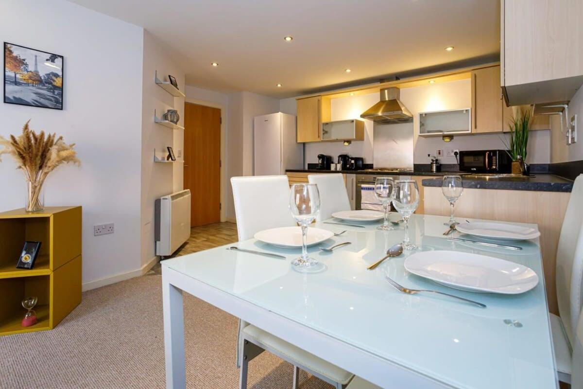 Lovely 2 Bed 2 Bathroom Appartamento