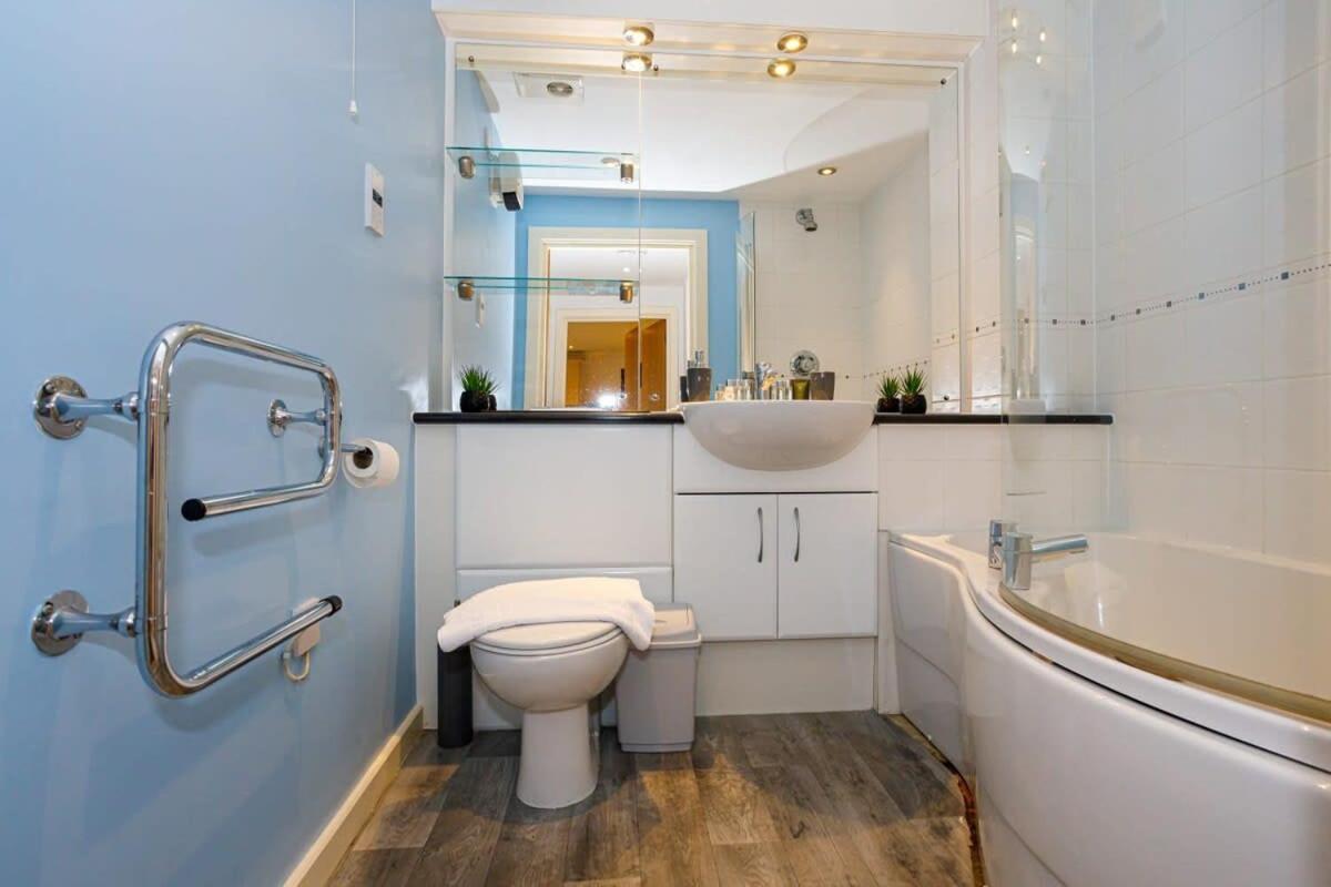 Lovely 2 Bed 2 Bathroom Appartamento *